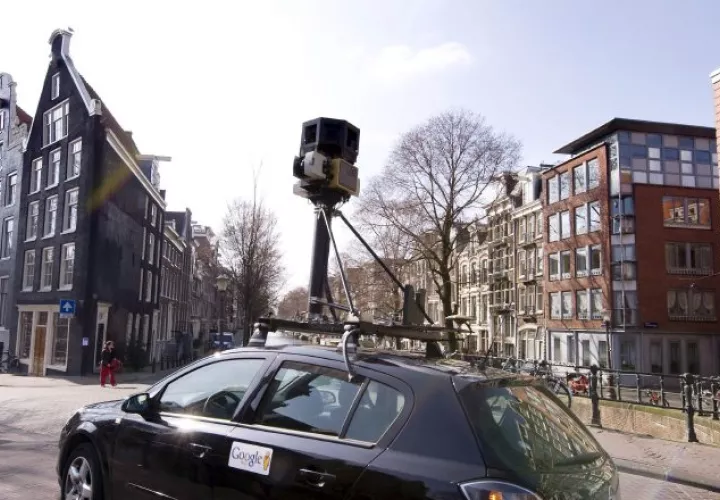 Un coche traslada una cámara de ""Google Street View"" por las calles de una ciudad.  EFE