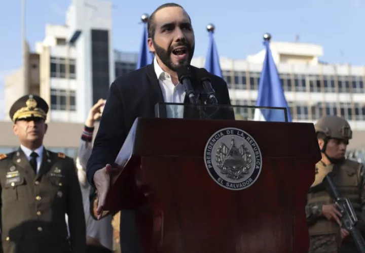 El presidente de El Salvador, Nayib Bukele, acompañado por  las fuerzas armadas. FOTO/AP
