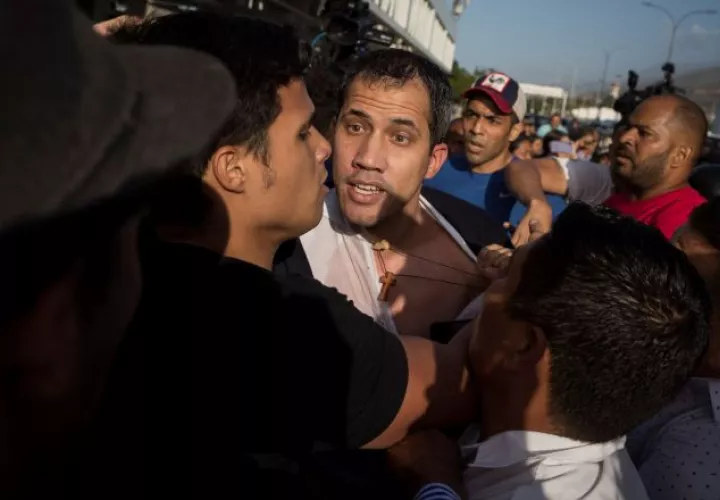 Juan Guaidó, recibe golpes. FOTO/EFE