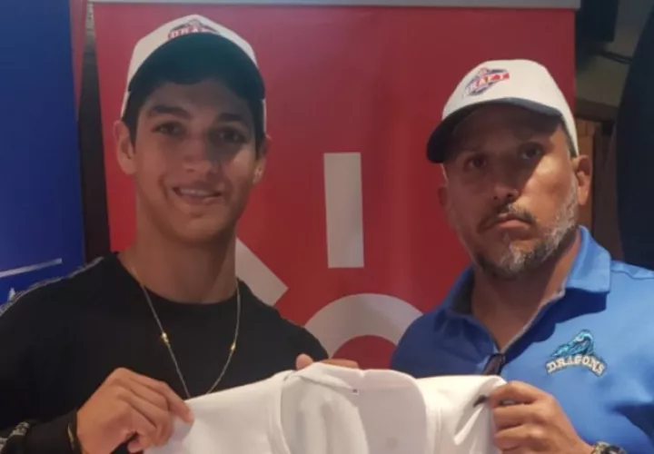 Diego Rodríguez Stanziola con la camiseta de su equipo.