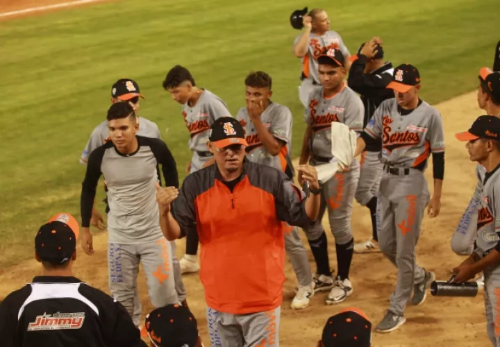 Los Santos le ganó el jueves a Herrera por primera vez este año. Anayansi Gamez