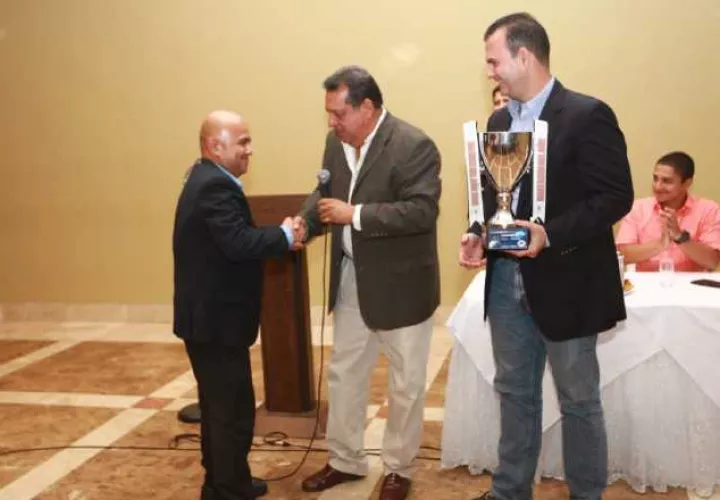 González (izq.) durante la ceremonia de premiación. Anayansi Gamez