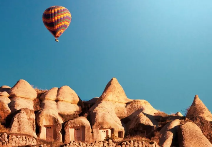1.  Una de las impresionantes casas esculpidas bajo la montaña en Capadocia.