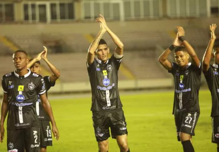 Edwin Aguilar (c) fue protagonista en el partido de ayer. Anayansi Gamez