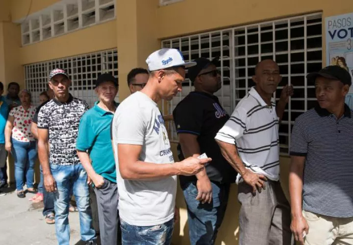 Ciudadanos hacen fila para votar sin enterarse aún de la suspensión de las elecciones municipales. FOTO/EFE