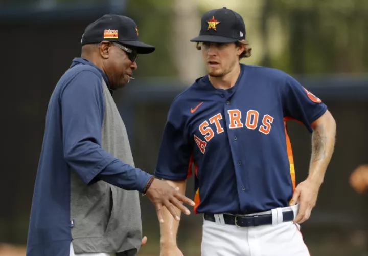 El manager de los Astros Dusty Baker (izq.) Foto:EFE