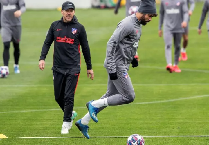 Simeone y Diego Costa en los entrenamientos. Foto:EFE