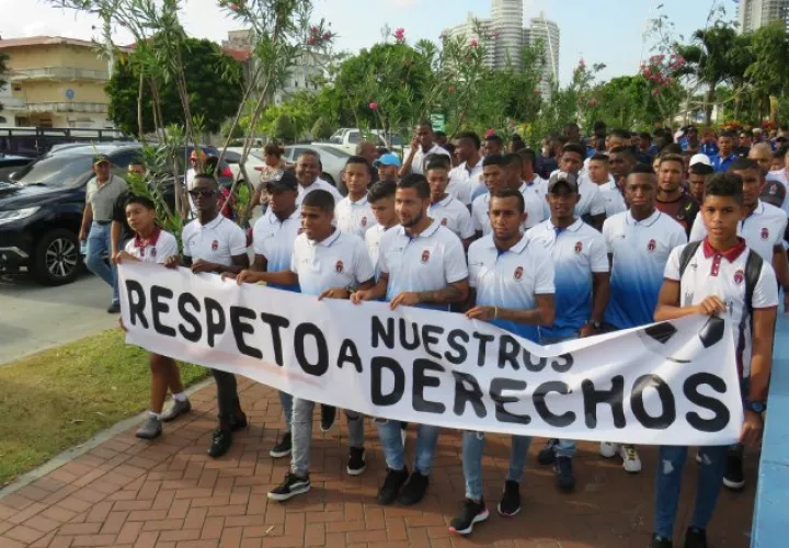 Futbolistas en su marcha ayer rumbo a la Presidencia. Foto: Tomada de Sporting 