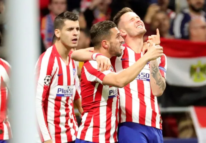El centrocampista del Atlético de Madrid Saúl Ñíguez (der.) celebra el gol ante Liverpool. EFE