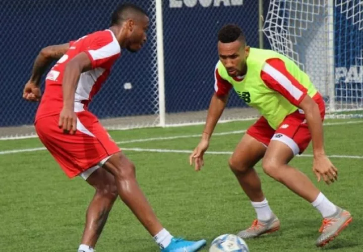 Francisco Palacios (der.) en los entrenamientos del Sanfra. @LPF