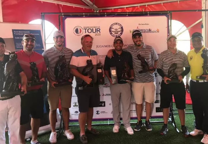 Los jugadores más destacados del Carpe Diem Open posan con su trofeo del águila harpía. Cortesía
