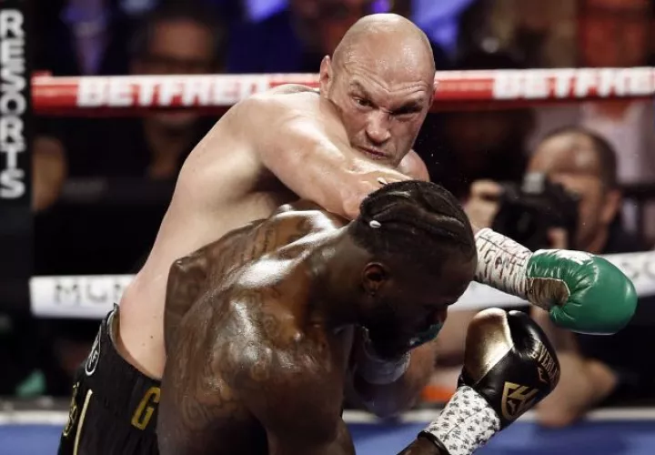 Tyson Fury  fue muy superior a  Deontay Wilder. EFE