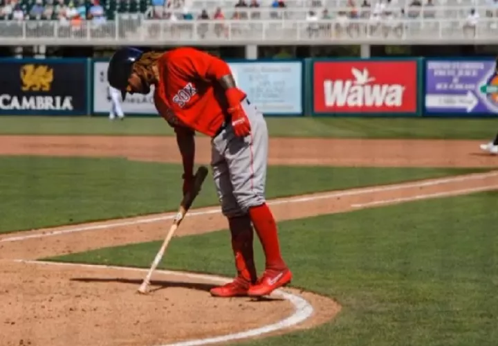 Jonathan Araúz ya  conectó su primer  inatrapable como pelotero de los Medias Rojas de Boston, su nuevo equipo. Cortesía