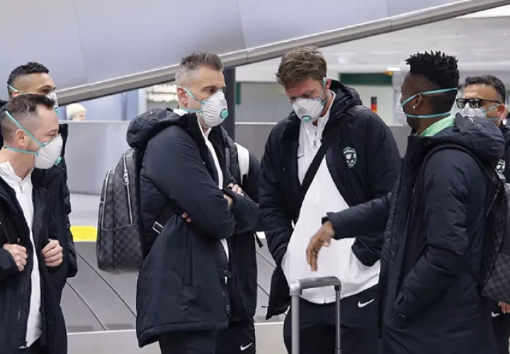 Jugadores de fútbol del equipo búlgaro  Ludogorets con máscaras. AP