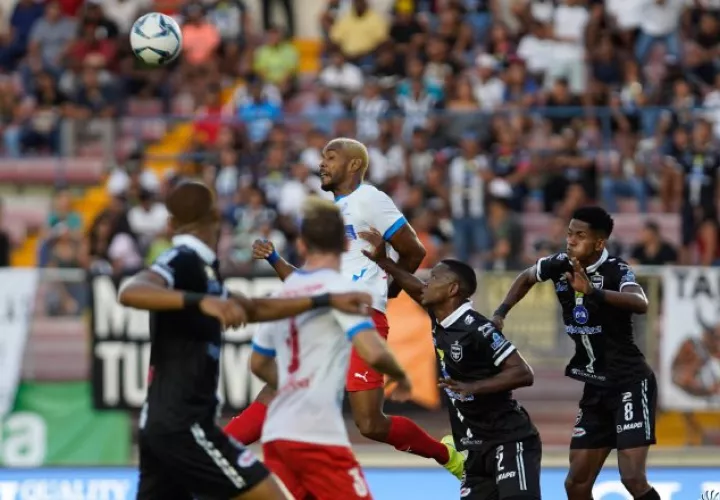 Tauro y Plaza Amador dividieron honores ayer en el clásico del fútbol panameño. Cortesía