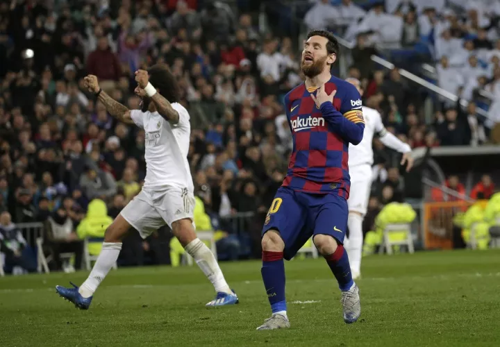 Messi lamenta la derrota del Barcelona, Marcelo (izq.) festeja. AP
