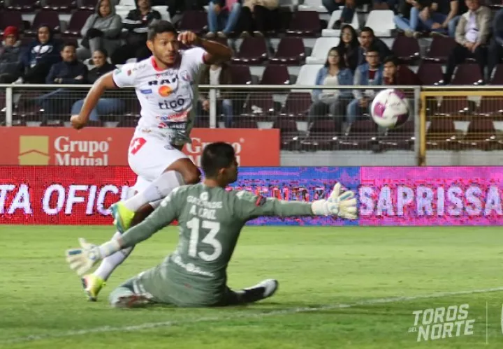 Jorman Aguilar le anotó tres goles al Saprissa. @adsancarlos