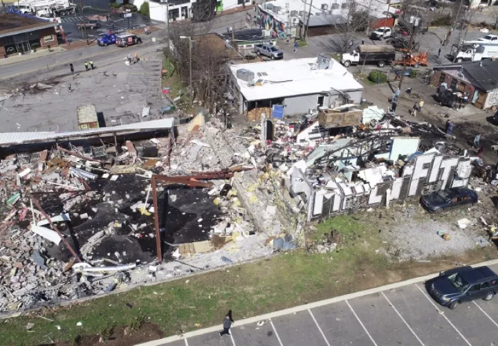 Uno de los tornados causó graves daños en el centro de Nashville. FOTO/AP