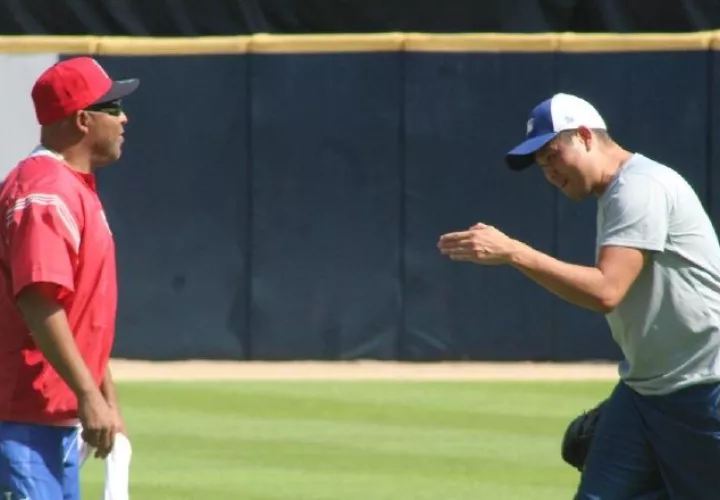 Bruce Chen (derecha) y Luis Ortiz en el Rod Carew. Foto EFE