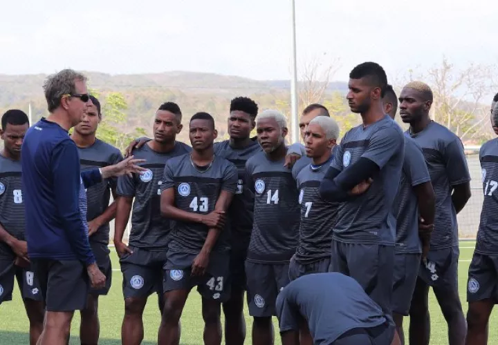 Gary Stempel habla con los jugadores del Universitario. Foto @UDUniversitario