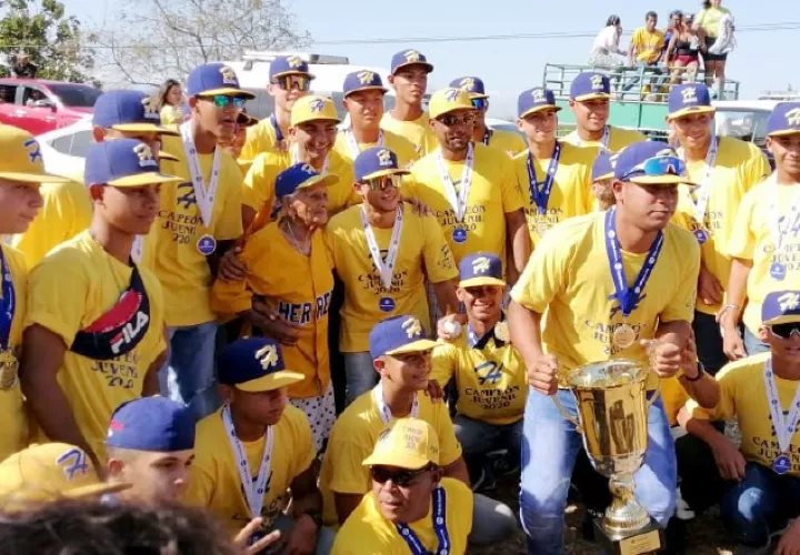 Los jugadores herreranos a su llegada a la provincia comparten con algunos seguidores. Fotos Thays Domínguez
