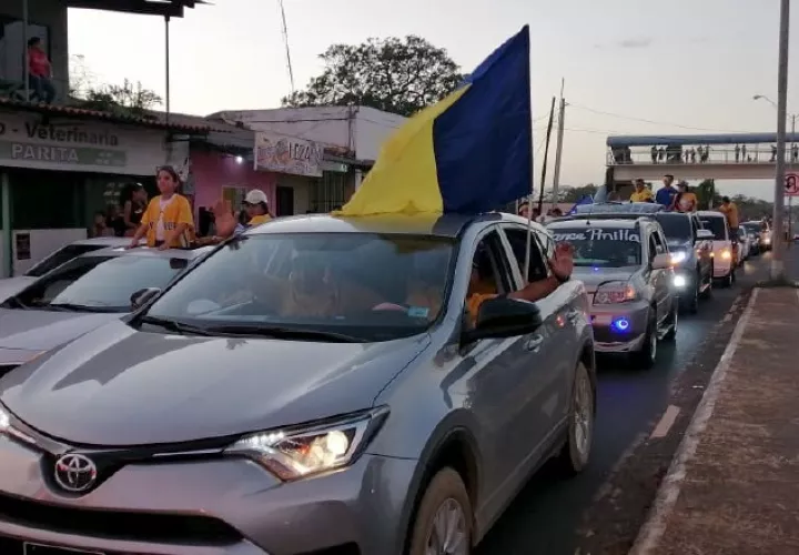 Caravana que acompañó a los peloteros. Foto Thays Domínguez