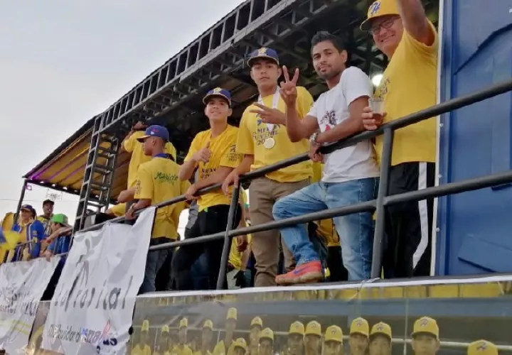 Equipo juvenil de Herrera, ganador del torneo juvenil. Thays Domínguez