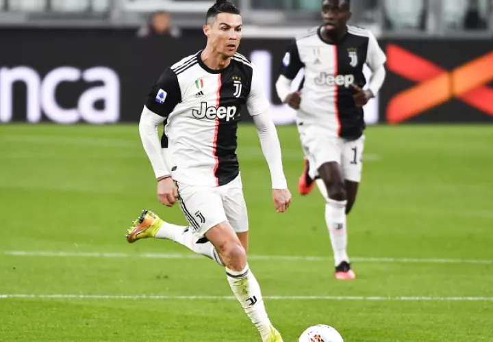 Cristiano Ronaldo de la Juventus conduce el balón. AP