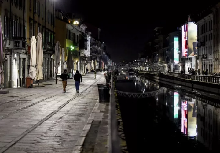 El distrito Navigli de Milán, una de las zonas de vida nocturna de la ciudad, está casi desierto. FOTO/AP