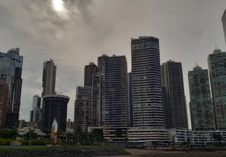 La ministra de Salud,  Rosario Turner, solicitó a los residentes de estos condominios que comparten áreas sociales,  a mantener la calma y aplicar las medidas de prevención de este virus respiratorio, que se propaga con facilidad. Archivo