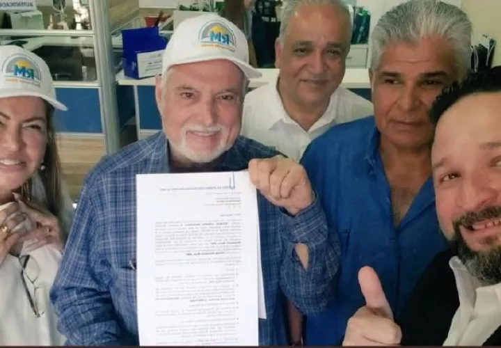 Martinelli, al momento de entregar el memorial, junto a Alma Cortés, Luis Eduardo Camacho, José Raúl Mulino y Francisco Ameglio, hijo.  Cortesía