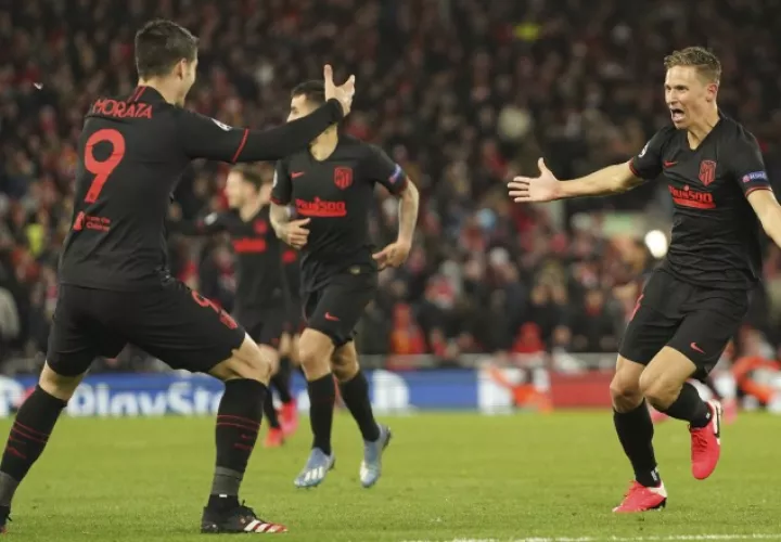 Marcos Llorente (derecha) celebra su gol con Álvaro Morata. Foto AP