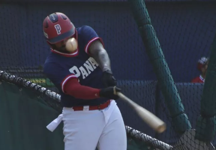 El jugador Eduardo Thomas de la selección de béisbol de Panamá en los entrenamientos en el estadio Rod Carew.  Foto:@Fedebeis