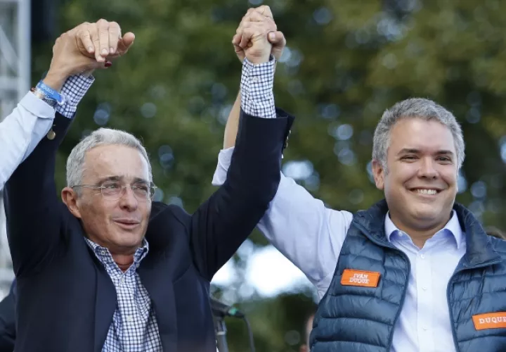 Expresidente de Colombia, Álvaro Uribe, junto al presidente Iván Duque, ambos son acusados de presunta compra de votos. FOTO/AP