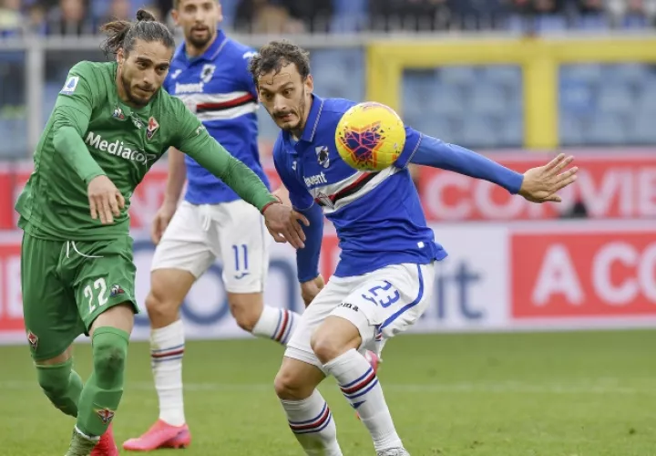 Manolo Gabbiadini (dcha.) dio positivo en coronavirus. AP