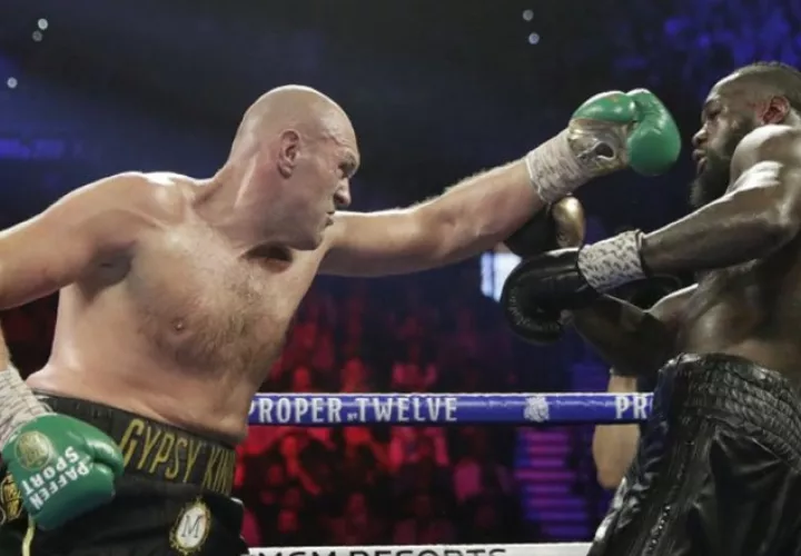 Tyson Fury (izq.) durante su combate contra Deontay Wilder en Las Vegas. Foto Ap