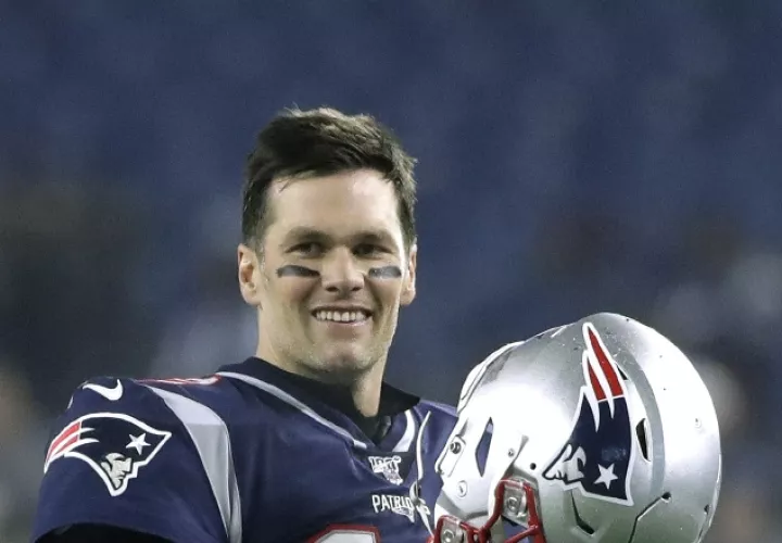 Tom Brady, quarterback de 42 años, ganó seis anillos de Super Bowl con los Patriots de Nueva Inglaterra. Foto AP