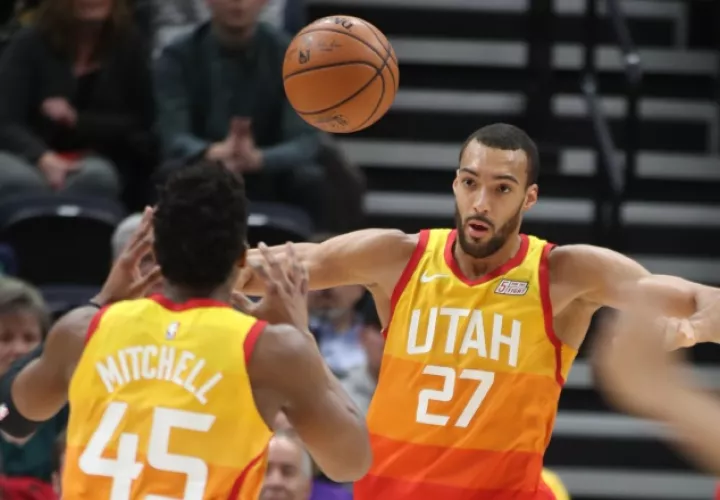 Rudy Gobert (d) y de su compañero Donovan Mitchell (i)  fueron dados de alta. Foto EFE
