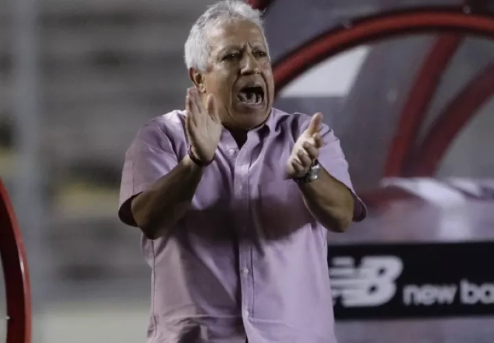 Américo 'Tolo' Gallego es el técnico del seleccionado panameño. Foto:AP