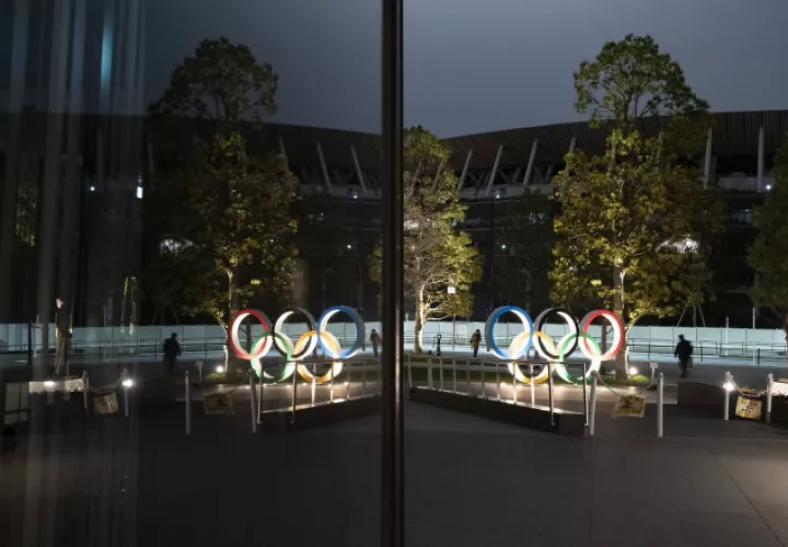 Los anillos olímpicos se reflejan en la fachada del Museo Olímpico de Japón en Tokio. AP