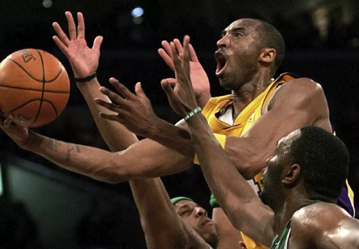 Kobe Bryant fue figura con los Lakers. AP