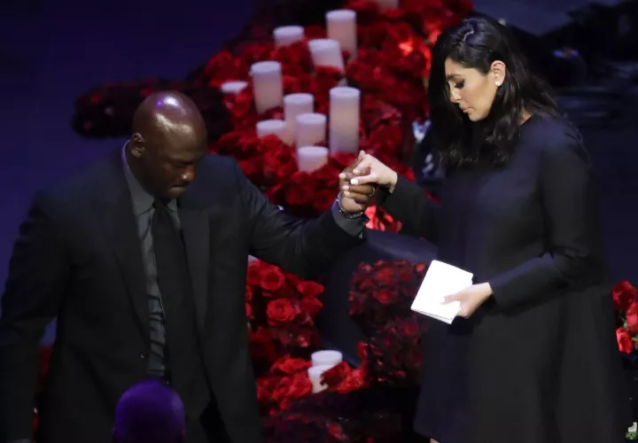 Vanessa Bryant es ayudada a salir por el ex jugadorMichael Jordan durante el homenaje a Kobe Bryant y su hija . . Foto:  AP