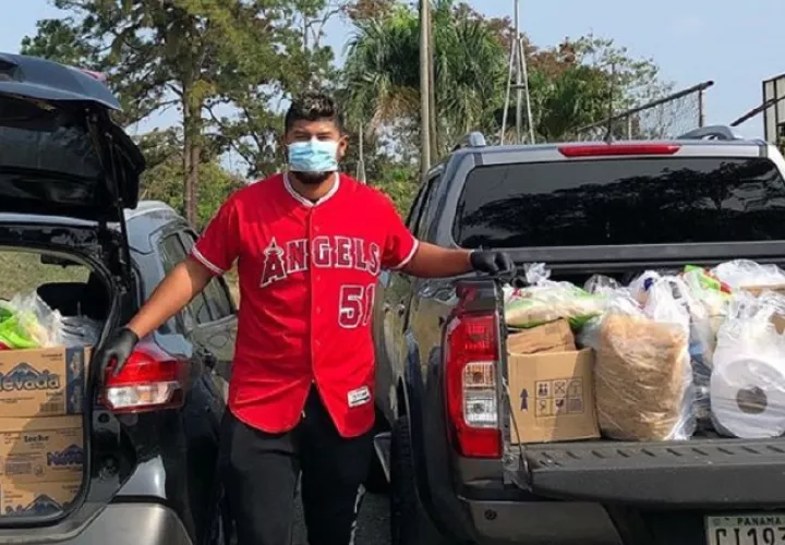 Barría lideró la entrega de las bolsas.