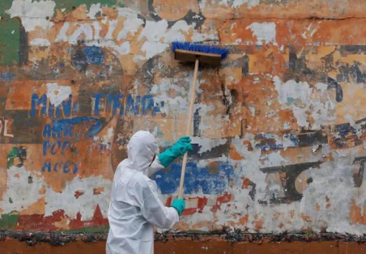 Mantener limpio el entorno es la principal forma de evitar la propagación del mortal virus. 