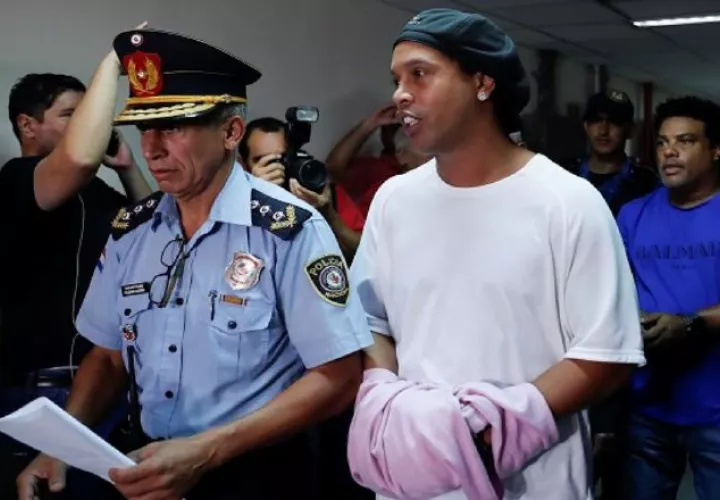 Ronaldinho permaneció detenido por un mes en Paraguay.  Foto: AP