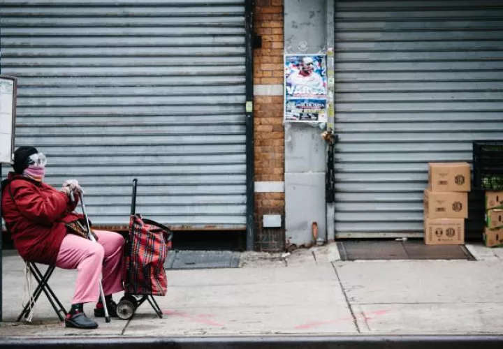 Una mujer hispana espera autobus en Brooklyn, Nueva York. EFE
