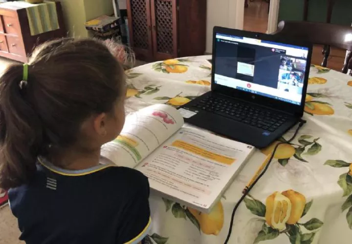 Lucy Molinar asegura que todos los docentes que están capacitados para dar clases utilizando la tecnología, deben hacerlo. Cortesía