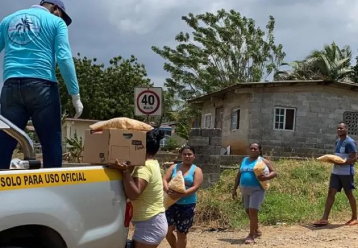 Mariano Rivera envió cajas de alimentos a la comunidad de Puerto Caimito en su aporte contra el coronavirus. Foto: Cortesía