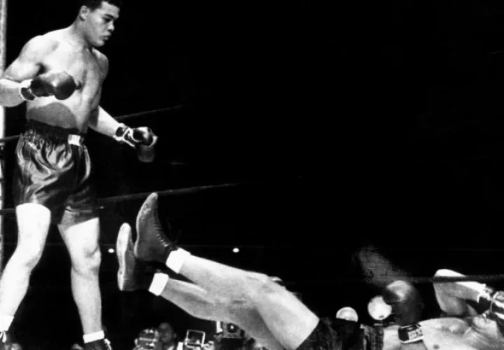 Joe Louis (izq.) luego de derribar a Lou Nova en la pelea por el título de los pesos pesados el 29 de septiembre de 1941.  Foto:EFE