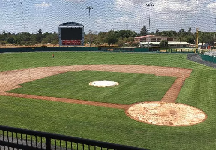 El nuevo estadio Remón Cantera de Aguadulce espera el béisbol